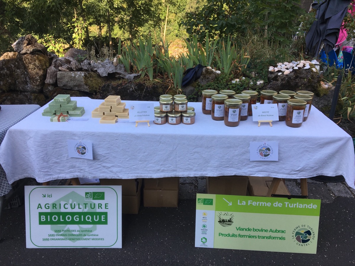 Étal de produits fermiers de la Ferme de Turlande : rillettes, mijoté et carbonade de bœuf Aubrac, savons